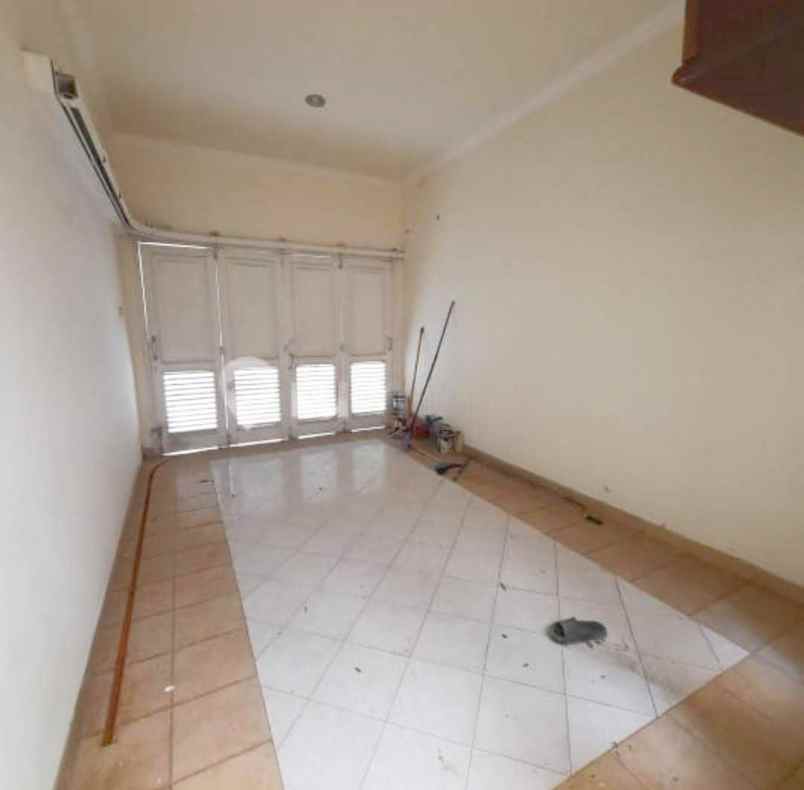 dijual rumah tenggilis utara