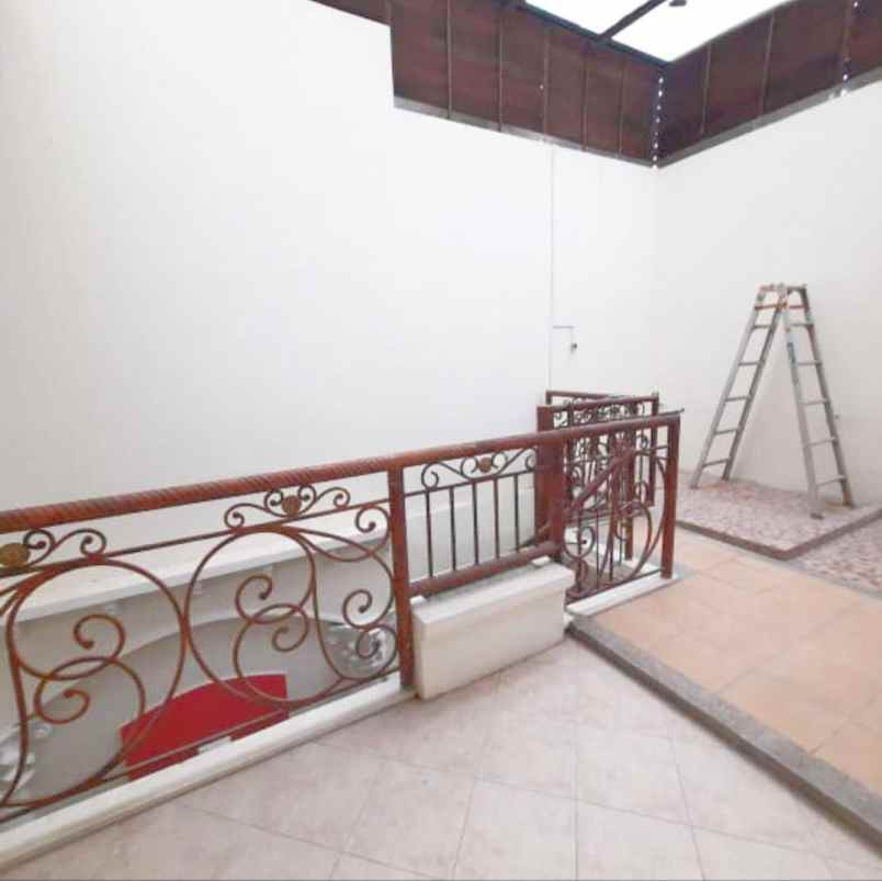 dijual rumah tenggilis utara