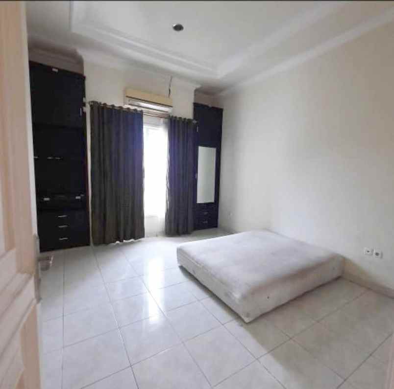 dijual rumah tenggilis utara