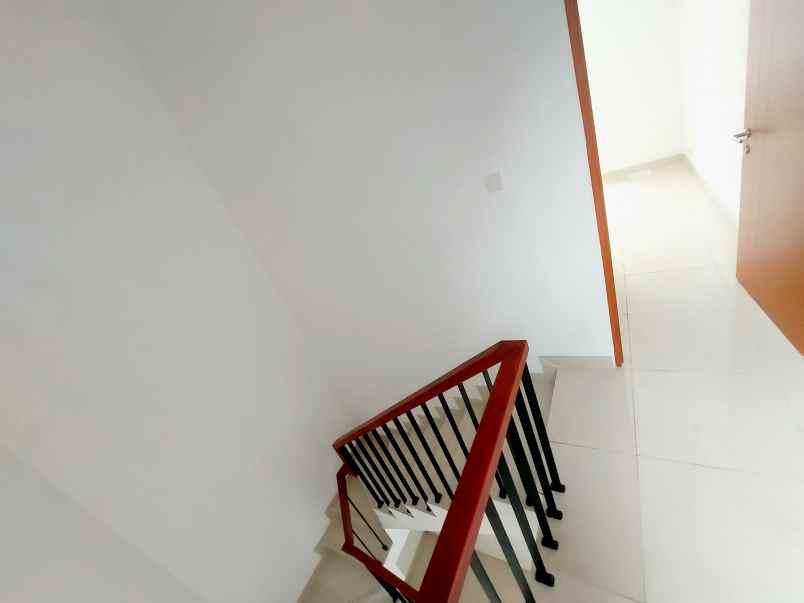 dijual rumah varana golf estate tapos depok