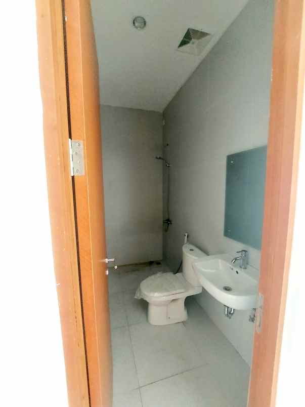 dijual rumah varana golf estate tapos depok