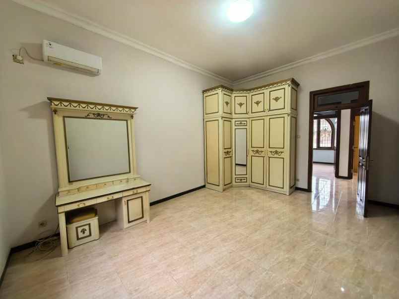 dijual rumah villa bukit mas