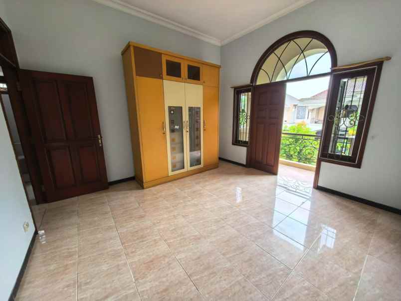 dijual rumah villa bukit mas