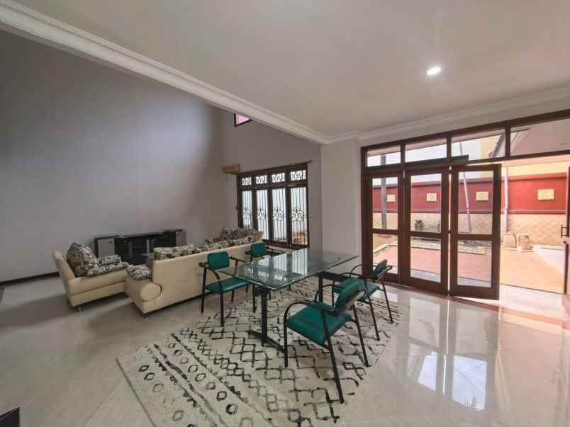 dijual rumah villa bukit mas