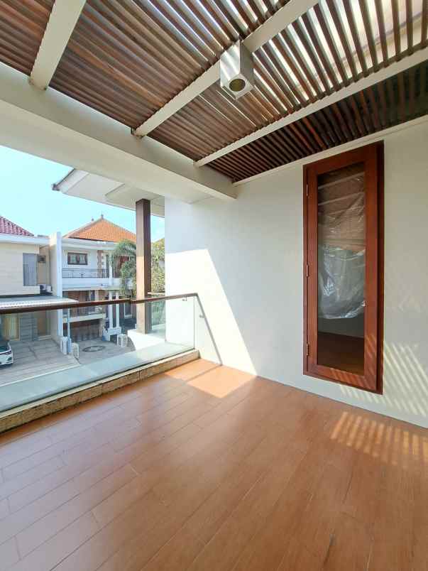 dijual rumah villa bukit regency 3