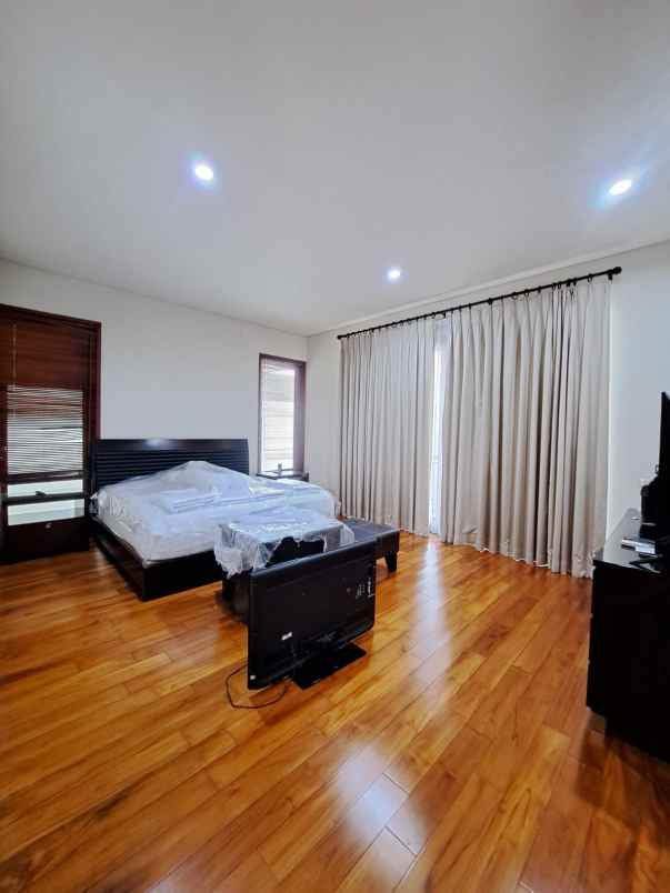 dijual rumah villa bukit regency 3
