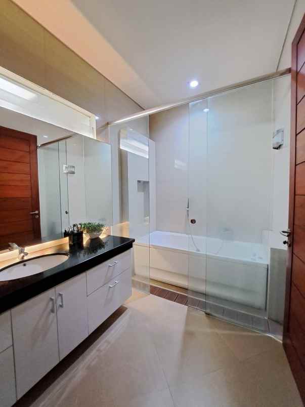 dijual rumah villa bukit regency 3