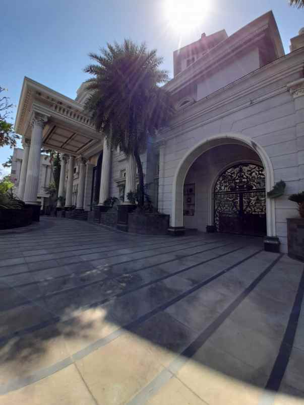 dijual rumah villa bukit regency