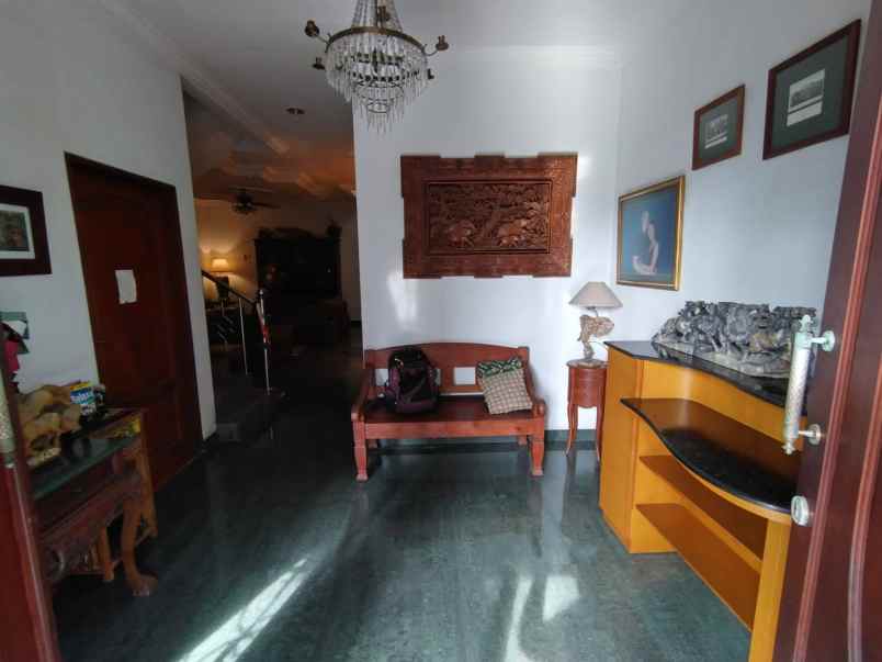 dijual rumah villa taman gapura