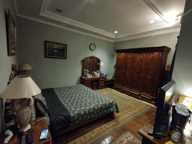 dijual rumah villa taman gapura