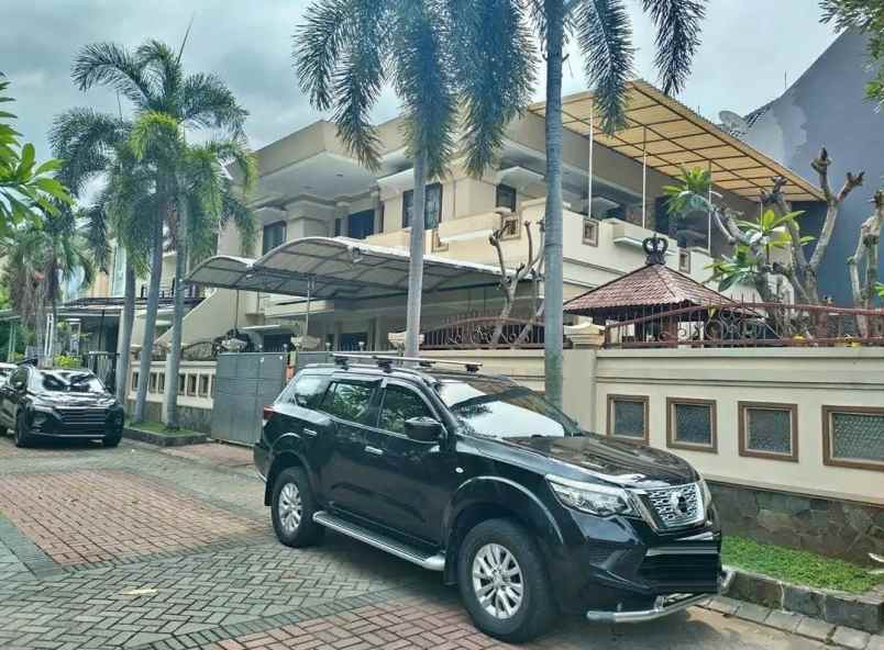 dijual rumah villa taman gapura