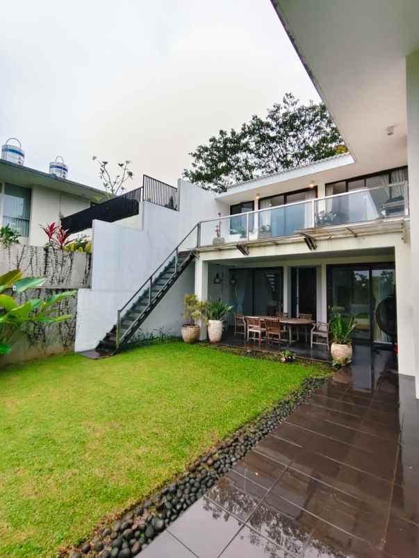 dijual villa jalan taman dayu