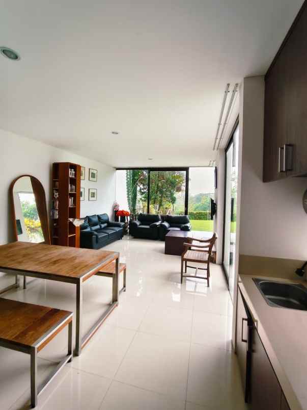 dijual villa jalan taman dayu