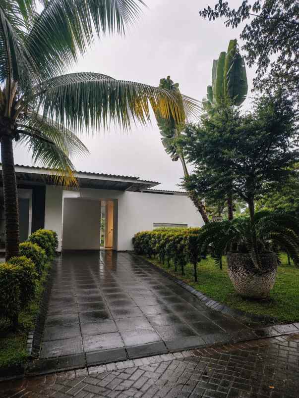 dijual villa jalan taman dayu