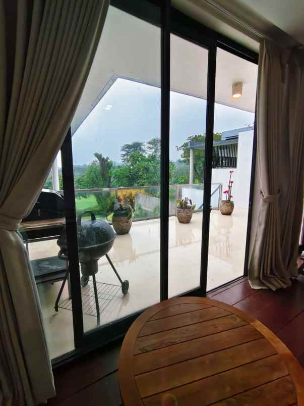 dijual villa jalan taman dayu