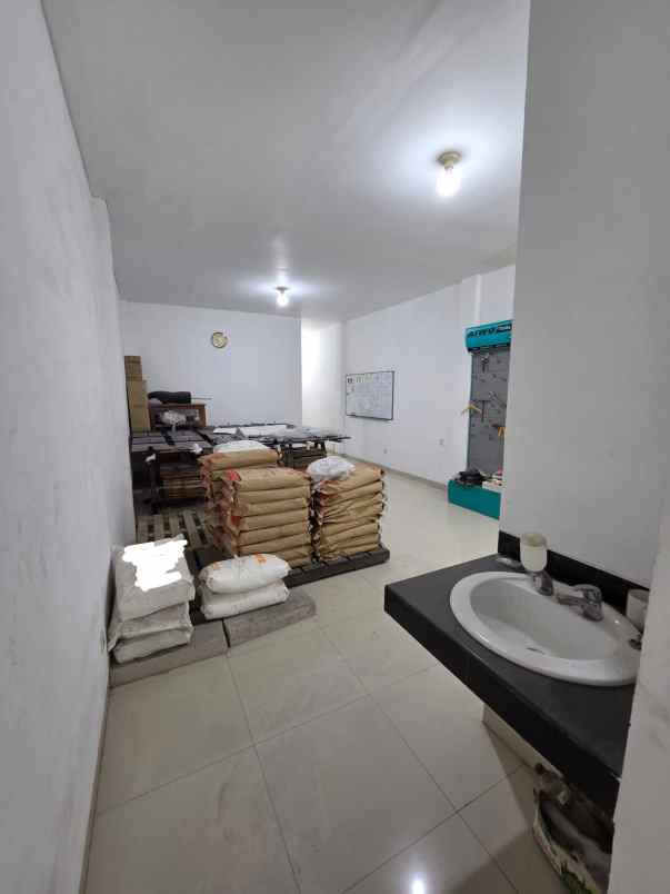 disewakan ruko royal park regency gunung anyar