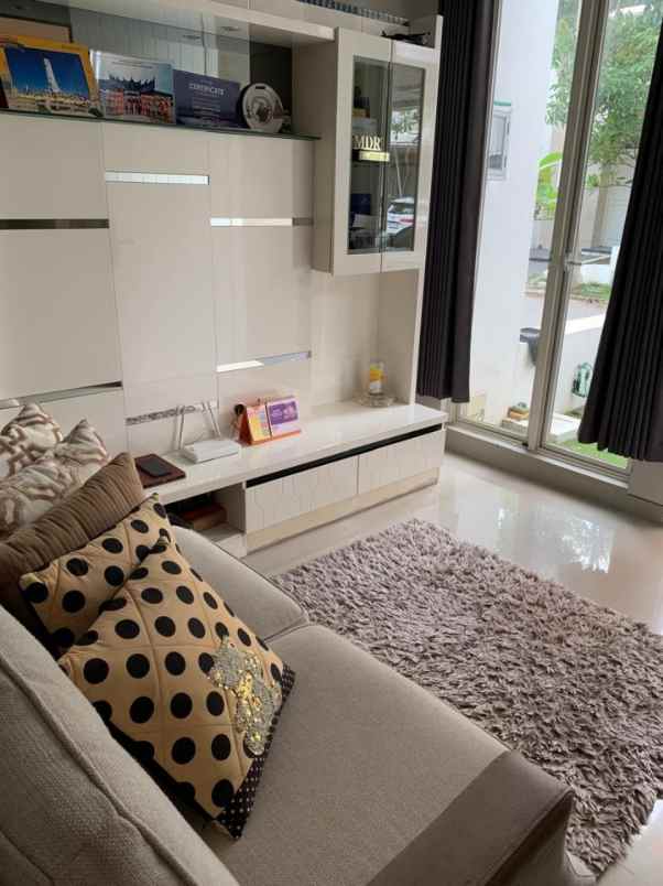 disewakan rumah modern minimalis di the greenlake