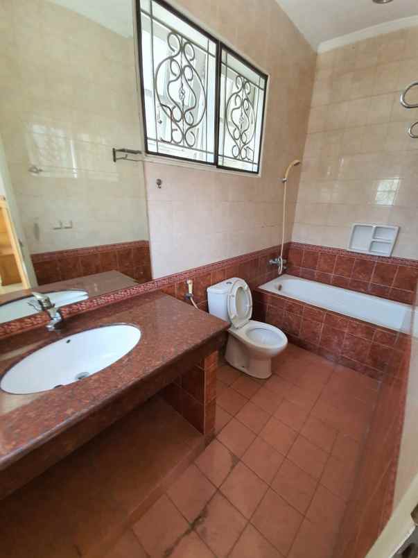 disewakan rumah the riviera garden