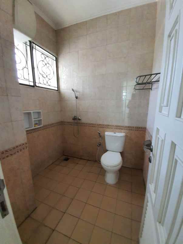 disewakan rumah the riviera garden