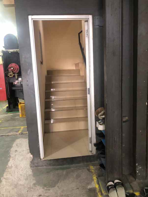 gudang dekat toll bekasi timur pinggir jalan besar