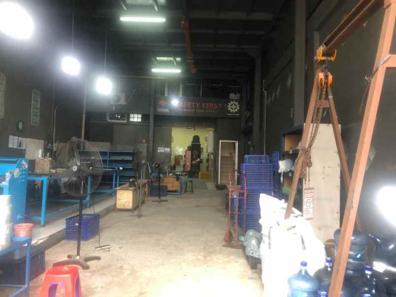 gudang dekat toll bekasi timur pinggir jalan besar