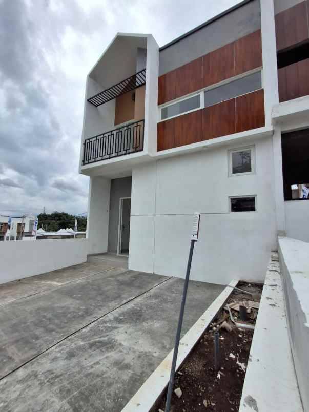 rumah 2 lantai lokasi samping tol malang