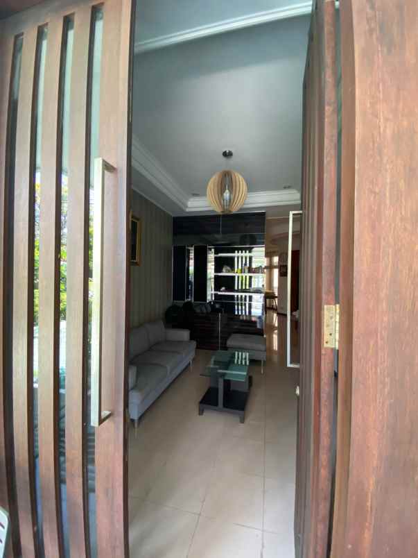 rumah 2 lantai manyar kartika semi furnish