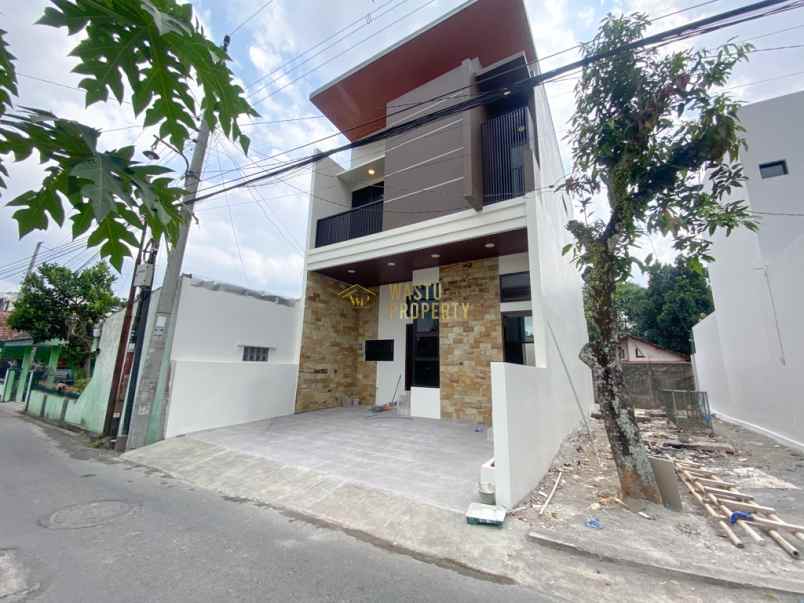 rumah 2 lantai siap huni dekat ke kampus ugm jogja