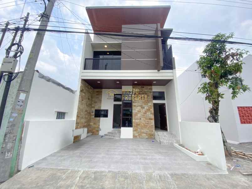 rumah 2 lantai siap huni dekat ke kampus ugm jogja