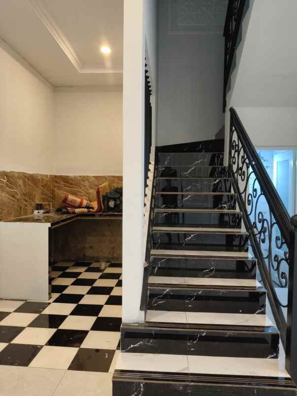 rumah 2 lantai siap huni di tanah baru depok