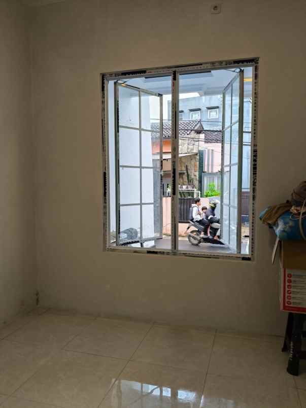 rumah 2 lantai siap huni di tanah baru depok