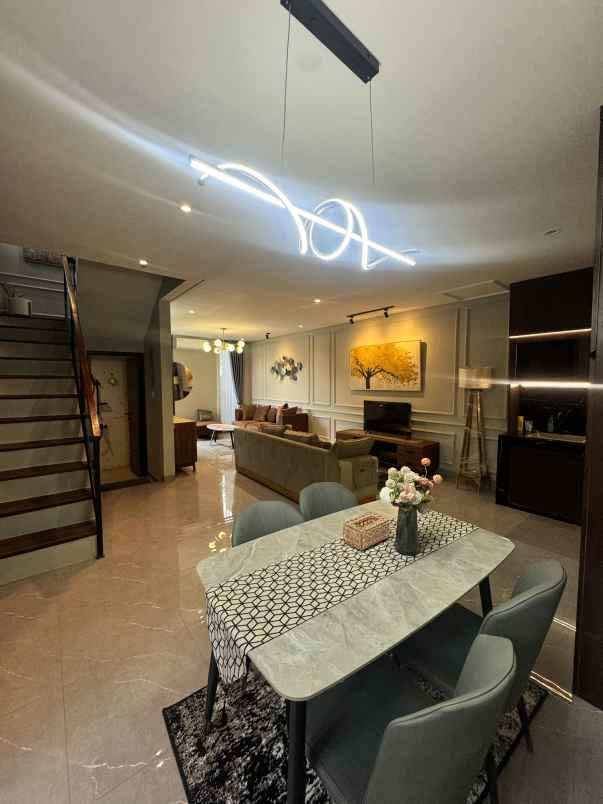 rumah 2 lantai tepi aspal jl kapten haryadi