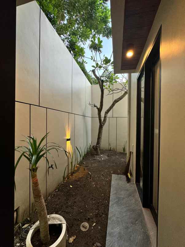 rumah 2 lantai tepi aspal jl kapten haryadi