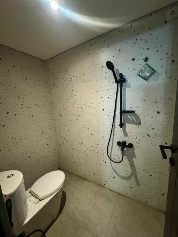 rumah 2 lantai tepi aspal jl kapten haryadi