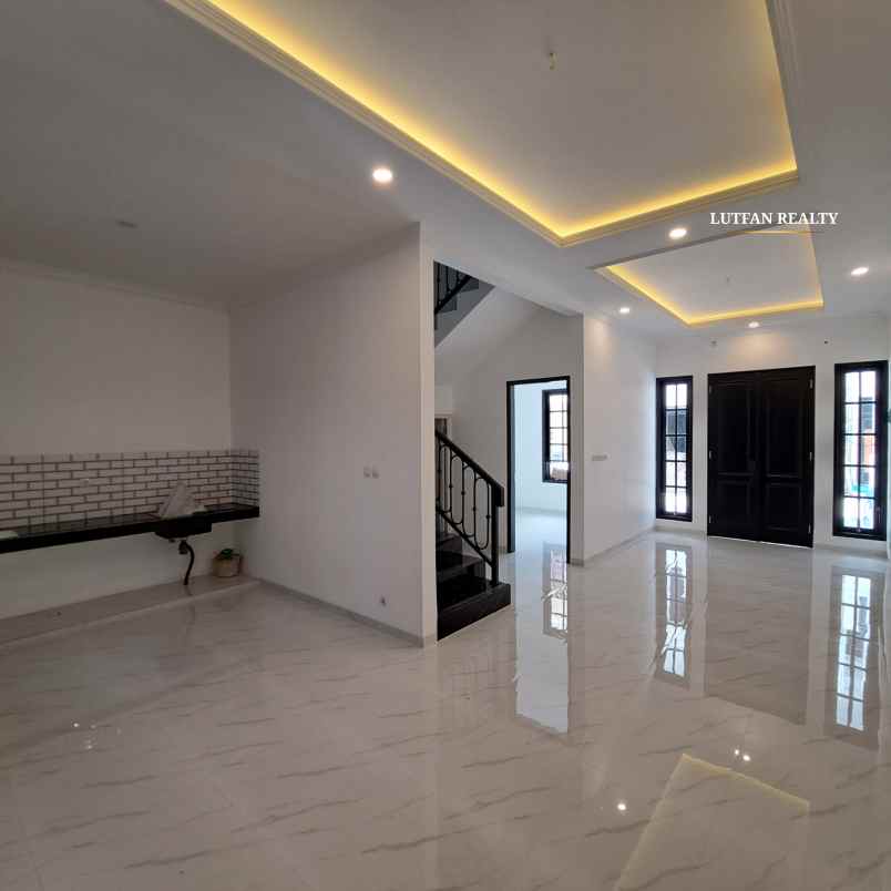 rumah american classic dalam cluster dekat taman kota