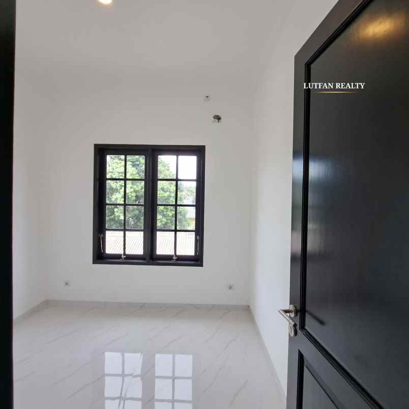 rumah american classic dalam cluster dekat taman kota