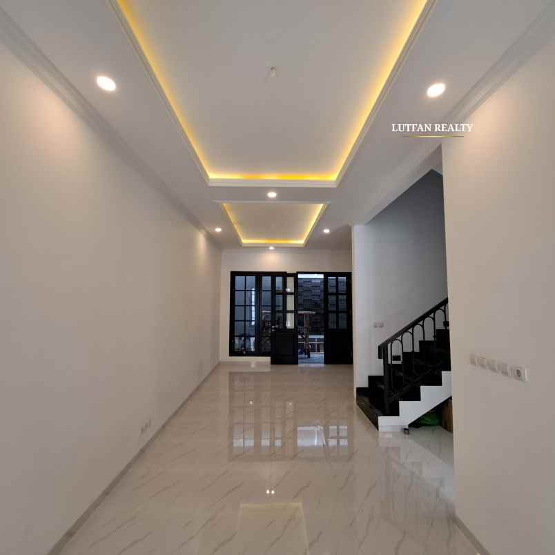 rumah american classic dalam cluster dekat taman kota