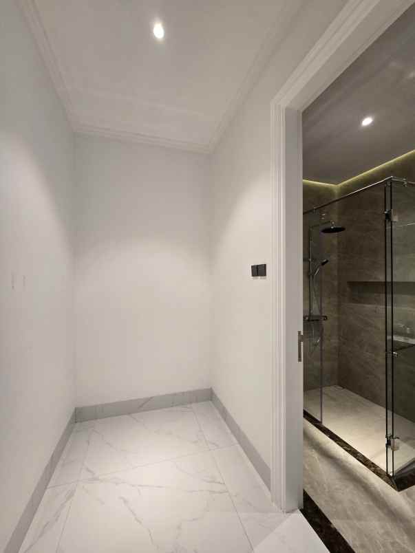 rumah baru american classic di cempaka putih jakpus