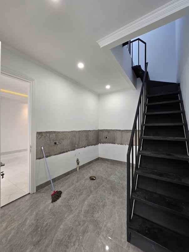 rumah baru american classic di cempaka putih jakpus