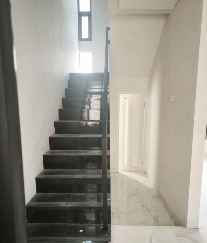 rumah baru mulyosari utara moden minimalis siap huni