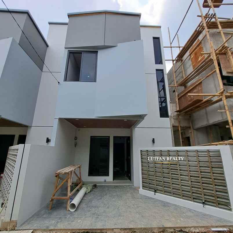 rumah condet jakarta timur 3 lantai dalam cluster