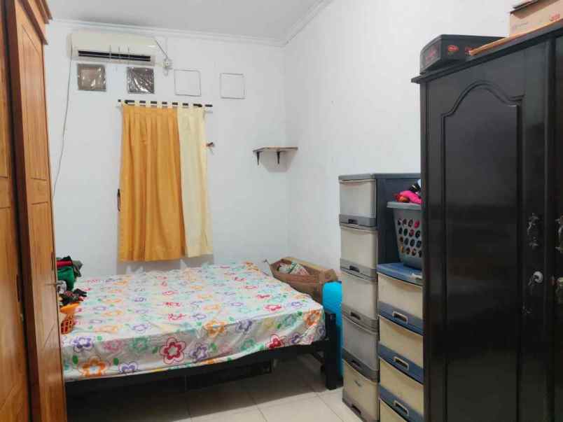 rumah hommy 2 lantai di pinggir jalan jakarta bogor
