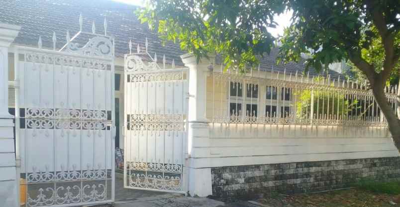 rumah jajar tunggal selatan ada 2 gudang