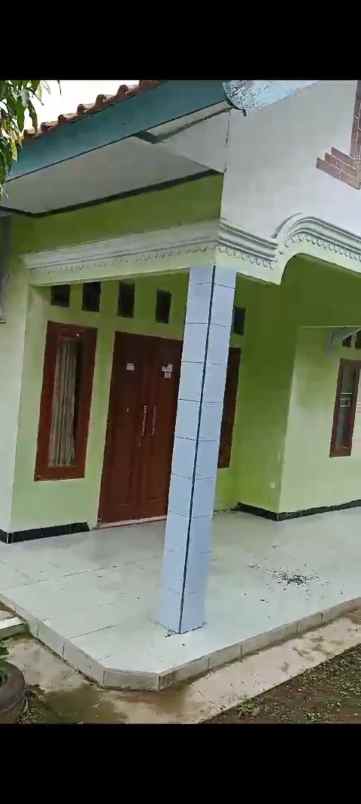 rumah kampung di tengah pemukiman