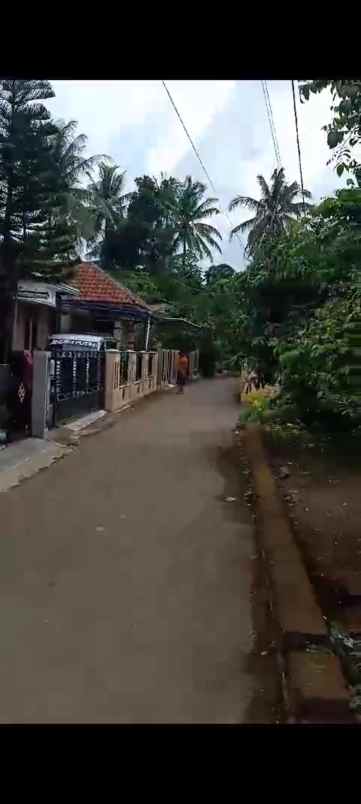 rumah kampung di tengah pemukiman