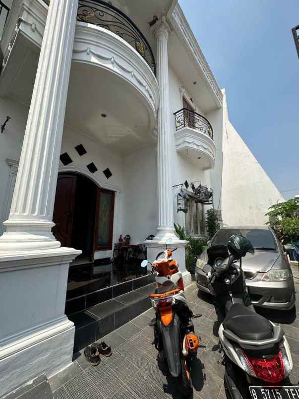 rumah klasik elegan di cipinang cempedak jakarta timur