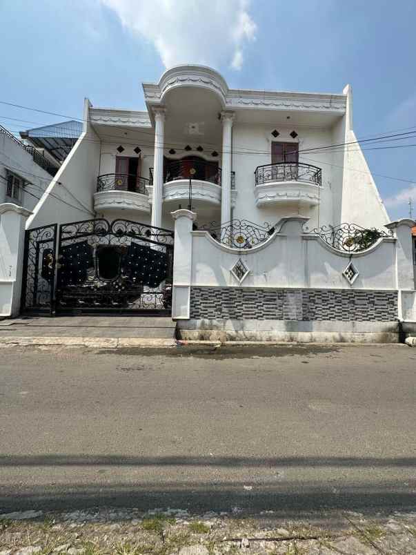 rumah klasik elegan di cipinang cempedak jakarta timur