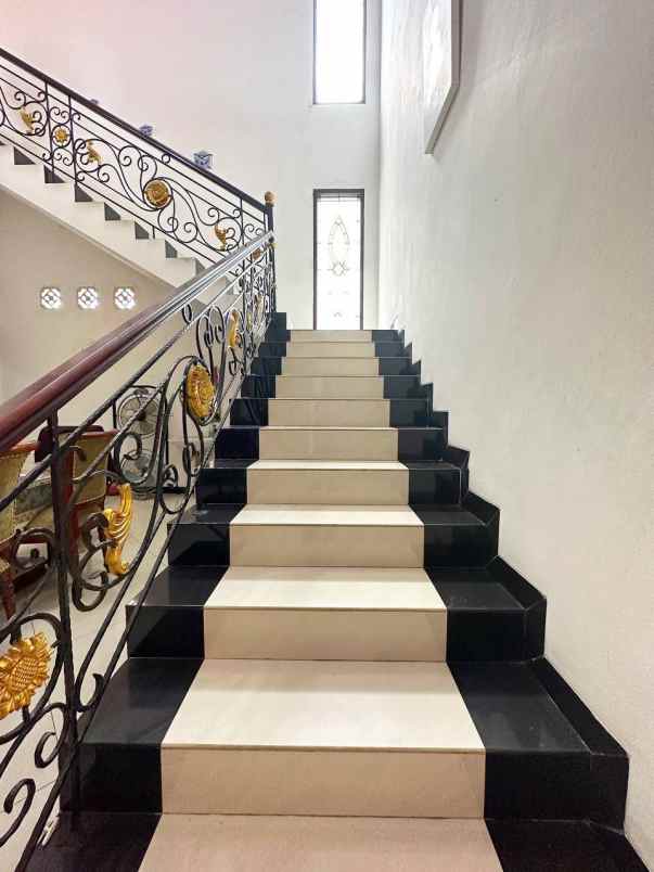 rumah klasik elegan di cipinang cempedak jakarta timur