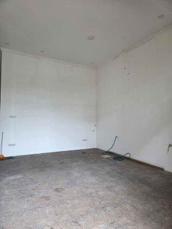 rumah krembangan surabaya dekat bpn stella maris dprd