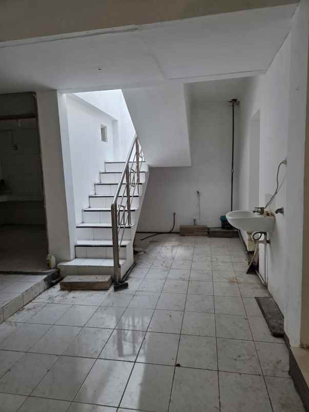 rumah krembangan surabaya dekat bpn stella maris dprd